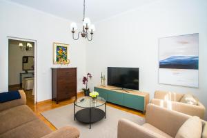 sala de estar con sofá y TV en Casa Juana a 50 metros la playa del Reducto y wifi free, en Arrecife