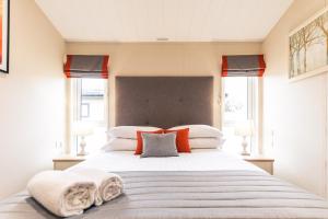 Uma cama ou camas num quarto em Heathery Lodge with Hot Tub