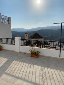 balkon domu z widokiem na góry w obiekcie Casa con vistas 2 w mieście Frigiliana