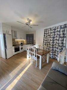 salon ze stołem jadalnym i kuchnią w obiekcie Casa con vistas 2 w mieście Frigiliana