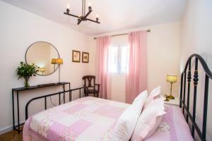 Ένα ή περισσότερα κρεβάτια σε δωμάτιο στο Casa Juana a 50 metros la playa del Reducto y wifi free