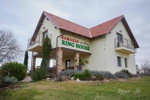 un grand bâtiment blanc avec une maison king-size dans l'établissement Kamarás Ring House, à Mogyoród