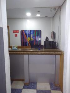 un mostrador en una habitación con encimera en Hotel Golden Vilage Vila Maria, en São Paulo
