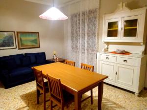 a living room with a table and a blue couch at Le Aquile in Ghedi