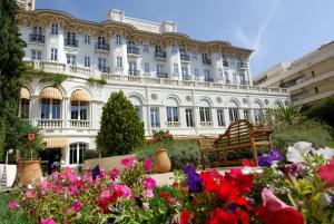 a building with a bunch of flowers in front of it at Residence Vacances Bleues le Mediterranée in Saint-Raphaël