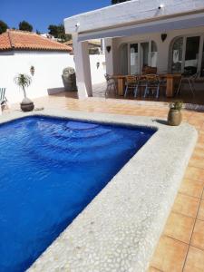 The swimming pool at or close to Villa caseta blanca de Moraira