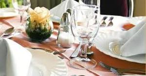 科恰班巴的住宿－美洲酒店，桌子上带盘子和玻璃杯的桌子