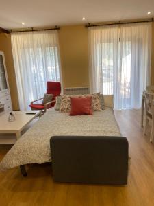 ein Schlafzimmer mit einem Bett und einem Tisch und Stühlen in der Unterkunft Tu&Mi Villafranca in Villafranca del Bierzo