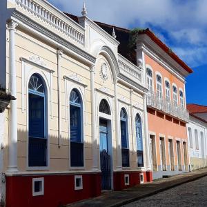 budynek z niebieskimi drzwiami i oknami na ulicy w obiekcie Casa Frankie w mieście São Luís