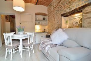 uma sala de estar com um sofá e uma mesa em Borgo in Città em Pistoia