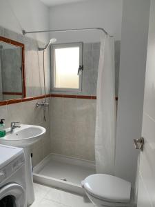 un bagno con doccia, WC e lavandino di Bubu Beach 1-A a Los Cristianos Altre 12 foto