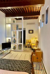 uma sala de estar com um sofá e uma mesa em La Maison Maure em Fez