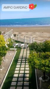 Casa Genny في نيتّونو: منظر على الشاطئ من شرفة موقف ضد البولو