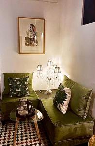 sala de estar con sofá y mesa en La Maison Maure, en Fez