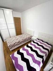 um pequeno quarto com uma cama e um tapete em Apartment Heaven em Sarajevo