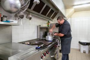 Kuchyň nebo kuchyňský kout v ubytování Brit Hotel Confort Amiens