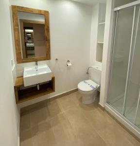 Kúpeľňa v ubytovaní Apartaments l'Escala Centre + 37 fotografií
