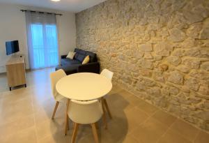 Televízia a/alebo spoločenská miestnosť v ubytovaní Apartaments l'Escala Centre