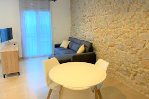 Televízia a/alebo spoločenská miestnosť v ubytovaní Apartaments l'Escala Centre