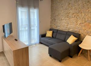 Televízia a/alebo spoločenská miestnosť v ubytovaní Apartaments l'Escala Centre