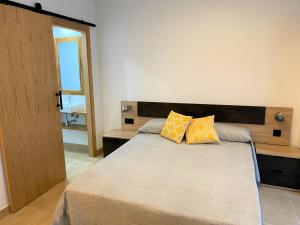 Posteľ alebo postele v izbe v ubytovaní Apartaments l'Escala Centre