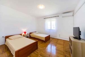 Un ou plusieurs lits dans un hébergement de l'établissement Holiday home in Podgradina 34845