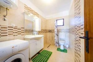 Salle de bains dans l'établissement Holiday home in Podgradina 34845