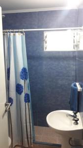 une salle de bain avec un rideau de douche et un lavabo dans l'établissement Verde Silencio, à Tandil 15 autres photos