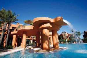 a fountain in the middle of a pool at a resort at Royal Hideaway Sancti Petri in Chiclana de la Frontera