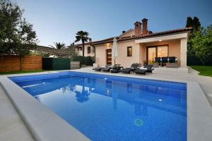 Bazén v ubytování Holiday home in Galizana/Istrien 8682 nebo v jeho okolí