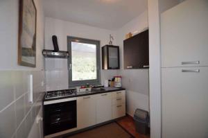 A cozinha ou cozinha compacta de Apartment in Vrbnik/Insel Krk 13620