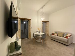 敘拉古的住宿－Casa Maria，客厅配有沙发和桌子