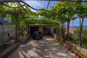 samochód zaparkowany w garażu z zaparkowanym samochodem w obiekcie Apartment in Vrbnik/Island Krk 35825 w mieście Vrbnik +7 zdjęć