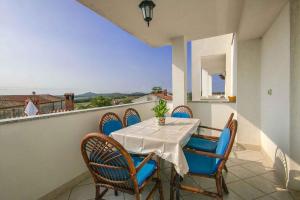 jadalnia ze stołem i krzesłami na balkonie w obiekcie Holiday home in Porec 35381 w mieście Dračevac