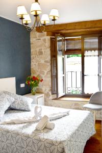 sypialnia z dużym łóżkiem i oknem w obiekcie Casa Rural Pinares De Soria w mieście Molinos de Duero