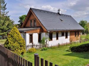 RudníkにあるHoliday home in Rudnik u Vrchlabi 35456の黒屋根の白屋