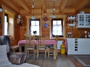 RudníkにあるHoliday home in Rudnik u Vrchlabi 35456のダイニングルーム(テーブル、椅子付)