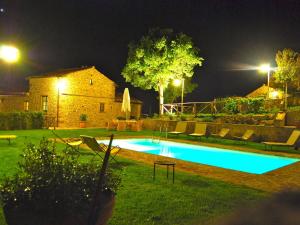 una piscina en un patio por la noche en Belvilla by OYO Casa Lamate en Cortona