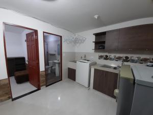 eine Küche mit einem Waschbecken und einem WC darin in der Unterkunft J79 Apartamentos Vacacionales in Ibagué