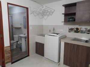 W łazience znajduje się umywalka i toaleta. w obiekcie J79 Apartamentos Vacacionales w mieście Ibagué