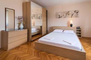 Postel nebo postele na pokoji v ubytování Apartment in Vrbnik - Insel Krk 13616
