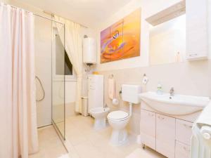 Ett badrum på Apartment in Njivice/Insel Krk 33553
