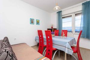 jadalnia ze stołem i czerwonymi krzesłami w obiekcie Apartment in Vrbnik/Insel Krk 13616 w mieście Vrbnik