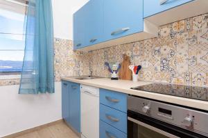 kuchnia z niebieskimi szafkami i zlewem w obiekcie Apartment in Vrbnik/Insel Krk 13616 w mieście Vrbnik