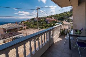 balkon ze stołem i widokiem na ocean w obiekcie Apartment in Vrbnik/Insel Krk 13616 w mieście Vrbnik +19 zdjęć