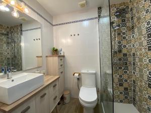uma casa de banho com um WC, um lavatório e um chuveiro em Apartamento Rural El Bandolero em El Bosque