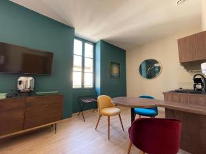 TV a/nebo společenská místnost v ubytování Les Maisons du Périgord Côté 50