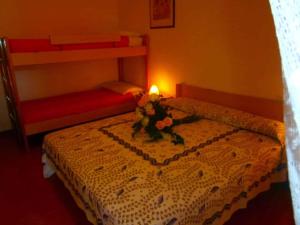 比比翁的住宿－Apartment in Bibione 24636，一间卧室配有一张带蜡烛的床