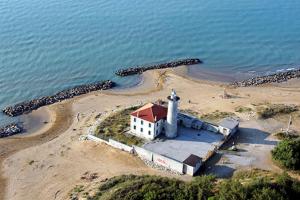 比比翁的住宿－Apartment in Bibione 24636，水中岛上灯塔的空中景观