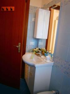ビビオーネにあるApartment in Bibione 24633のバスルーム(洗面台、トイレ付)
